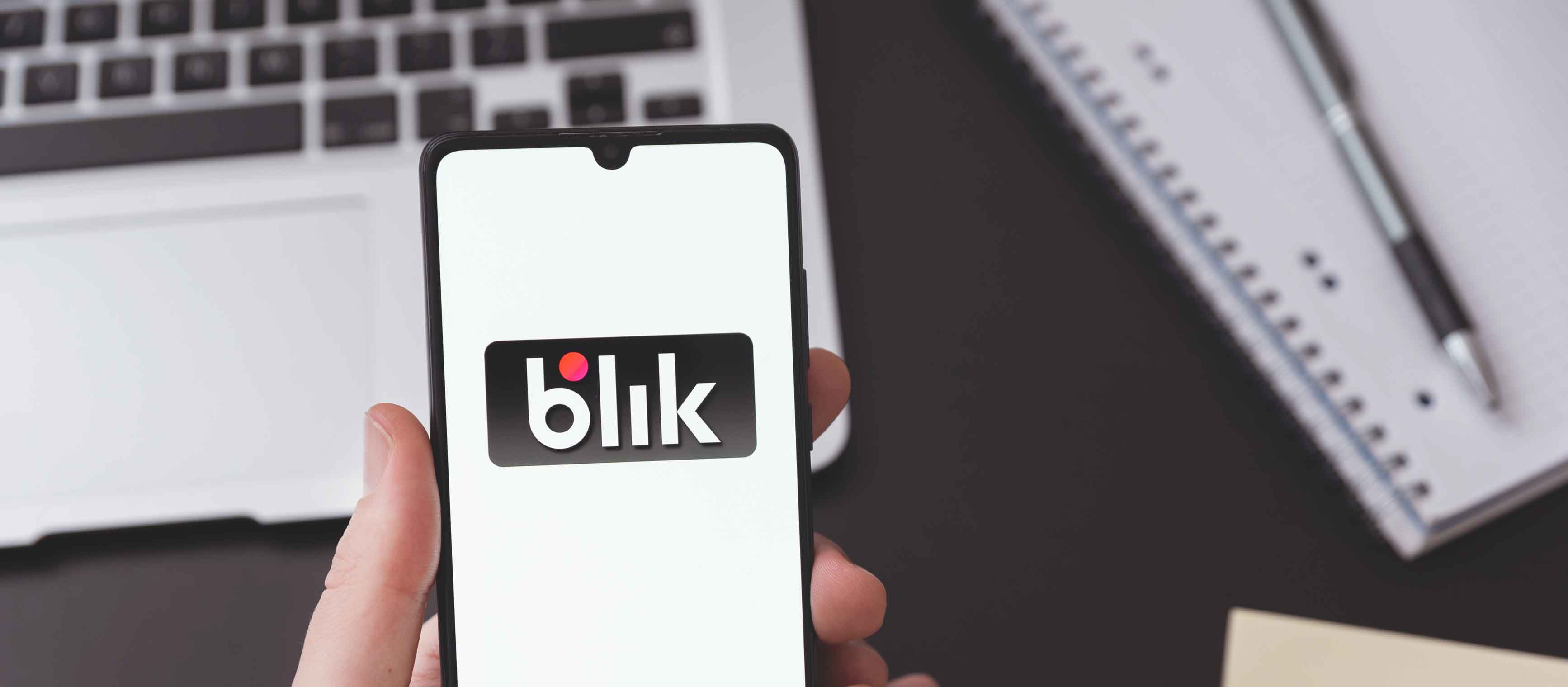 Jak płacić BLIKiem w sklepie stacjonarnym oraz w internecie?