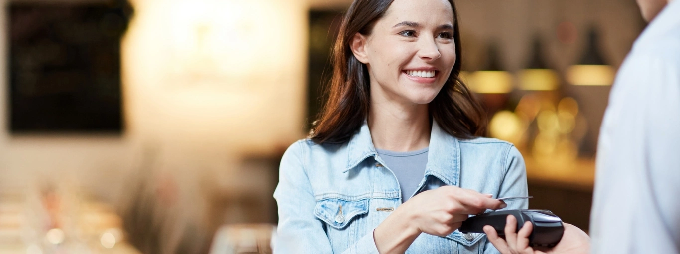 Podpowiadamy, jak płacić kartą zbliżeniowo