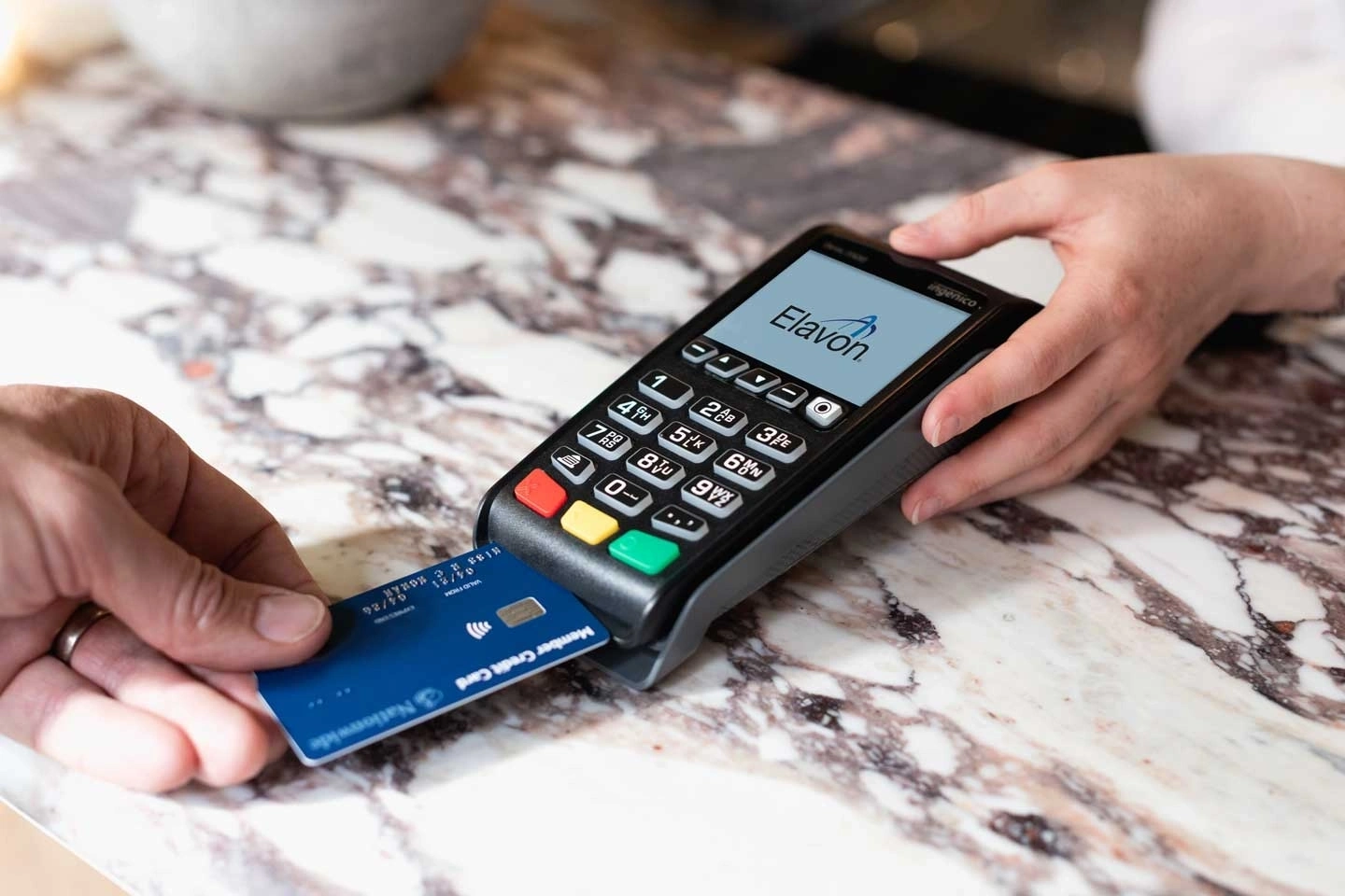 Jak działa karta kredytowa i z czym wiąże się jej posiadanie?